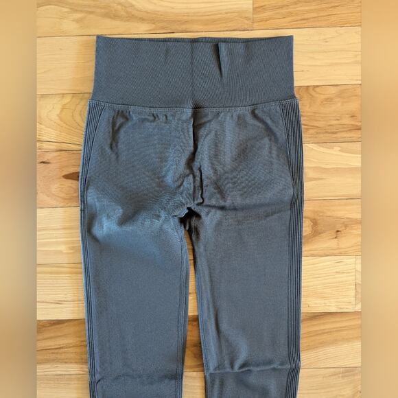 New Halara Seamless Leggings Size Small - Picture 5 of 9